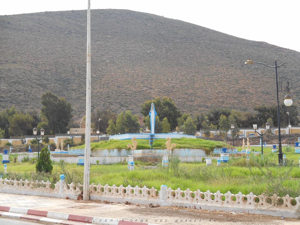 15-Entree d'Ain-el-Turc (un rond point de dauphins a ete edifie).JPG -           